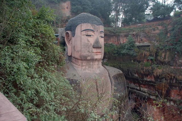 樂山大佛為何以屹立千年？又為何既不雙手合十也不打坐呢？
