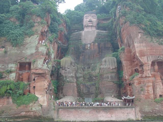 樂山大佛為何以屹立千年？又為何既不雙手合十也不打坐呢？