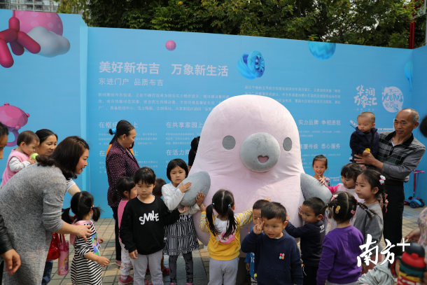 想要和萌萌噠的“鴨梨哥”見面嗎？快來布吉雕塑公益巡展吧